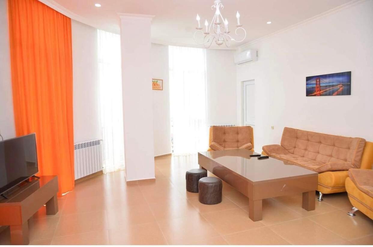 Orange Home Hotel Batumi Bagian luar foto