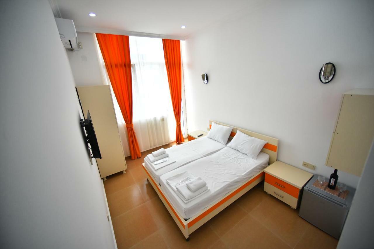 Orange Home Hotel Batumi Bagian luar foto